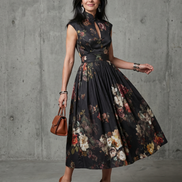 Greta | Abito midi plissettato floreale con collo alto e apertura a chiave