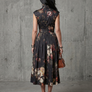 Greta | Abito midi plissettato floreale con collo alto e apertura a chiave