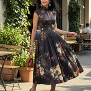 Greta | Abito midi plissettato floreale con collo alto e apertura a chiave
