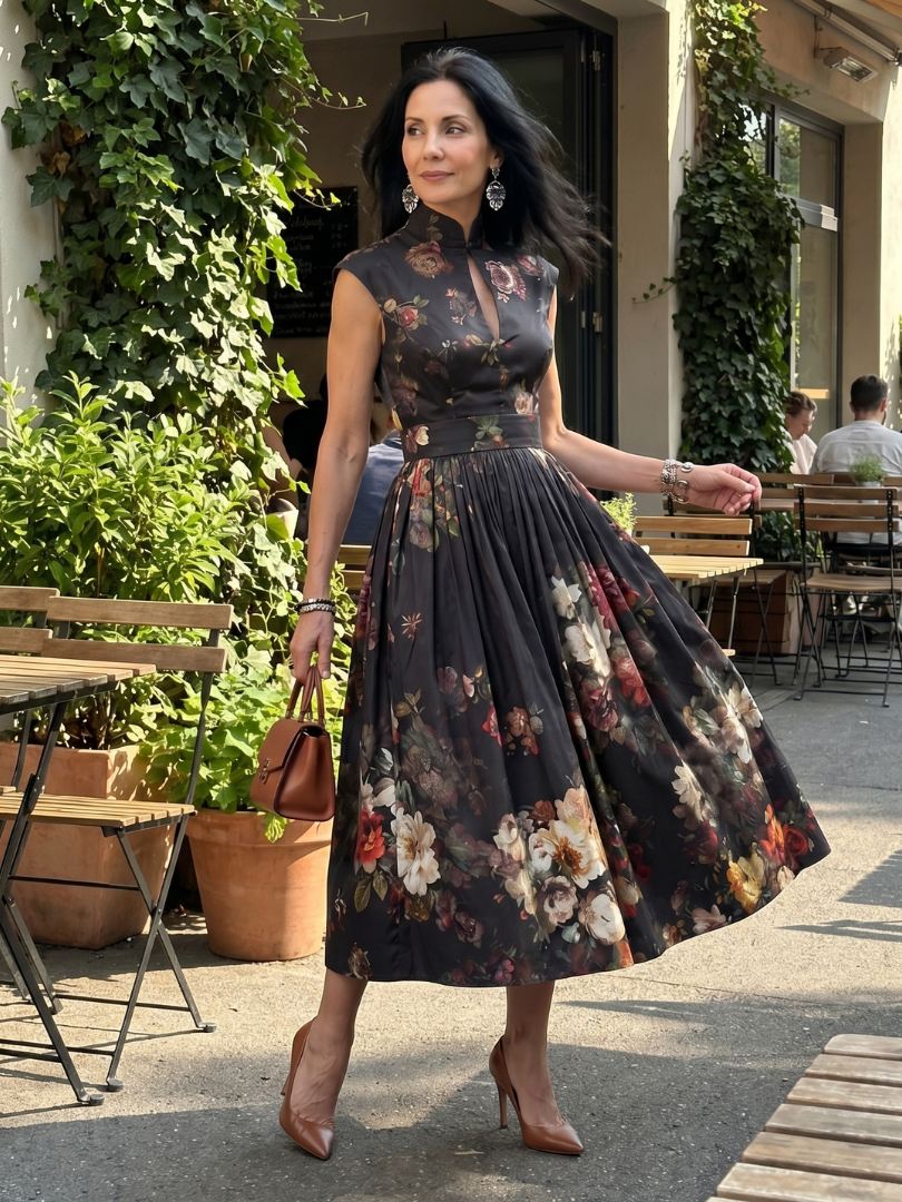 Greta | Abito midi plissettato floreale con collo alto e apertura a chiave
