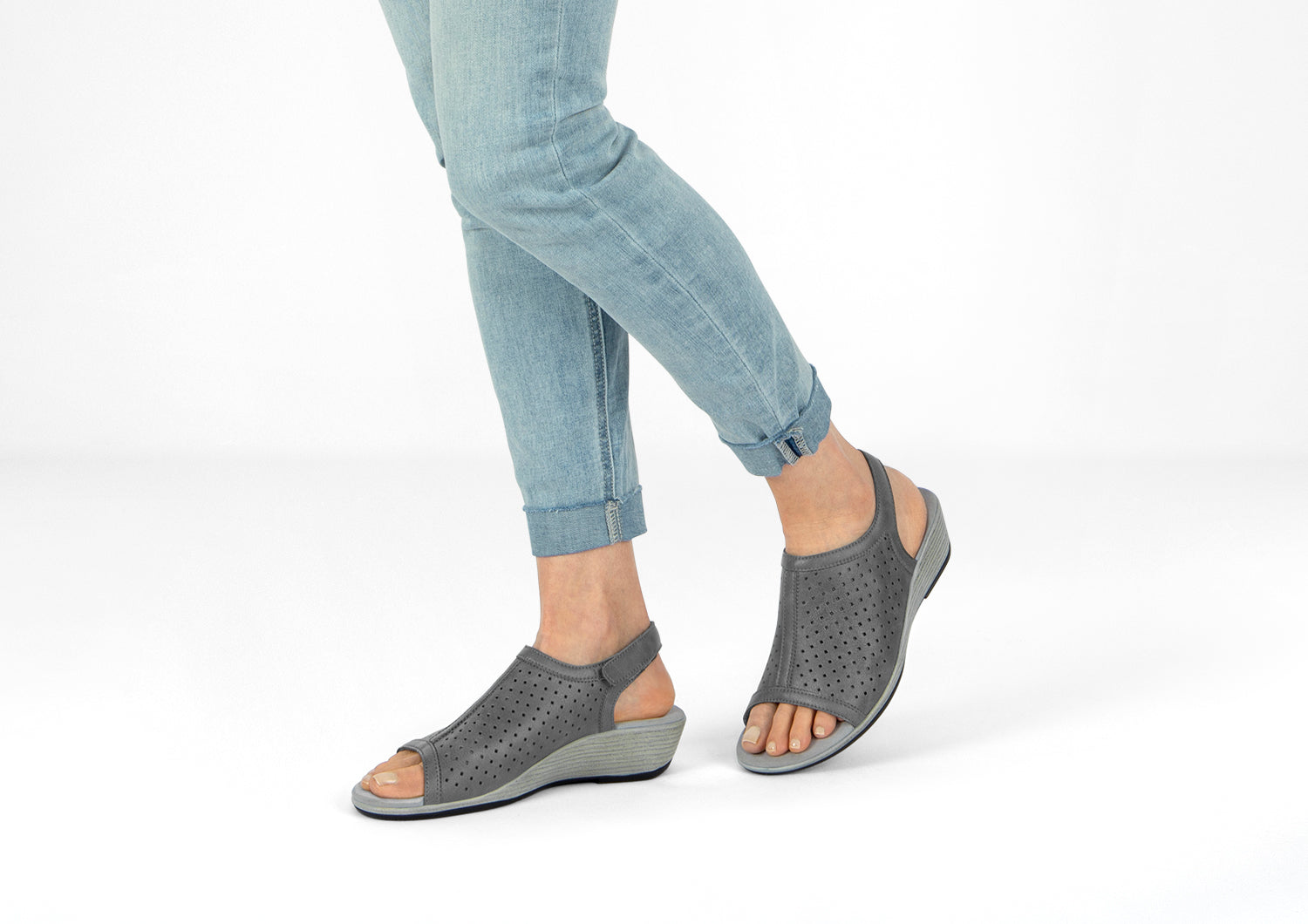 Hazel – Eleganza Sottile in Grigio Chiaro