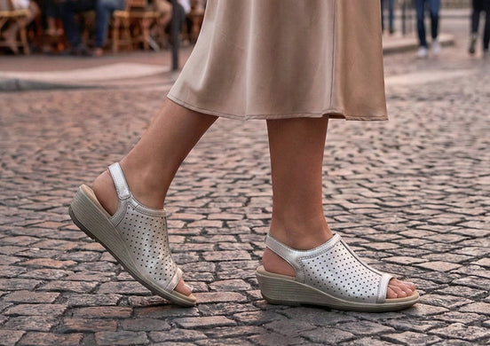 Hazel – Eleganza Brillante in Platino Metallico